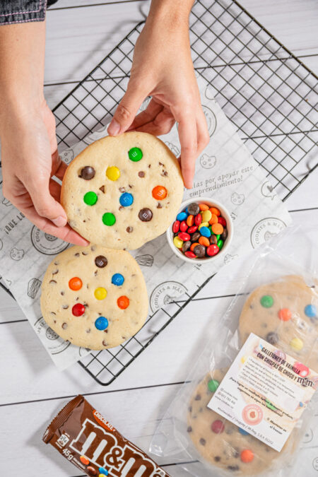 6 Galletones de vainilla con chispas de chocolate con m&m´s