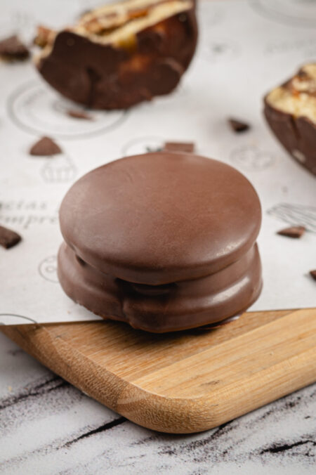 4 Alfajores Caseros rellenos de dulce de leche y bañado en chocolate