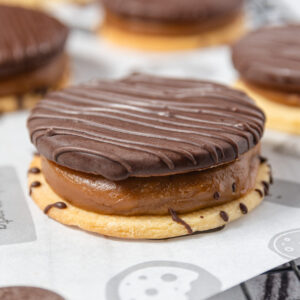 4 Alfajores Caseros rellenos de dulce de leche y bañado en chocolate