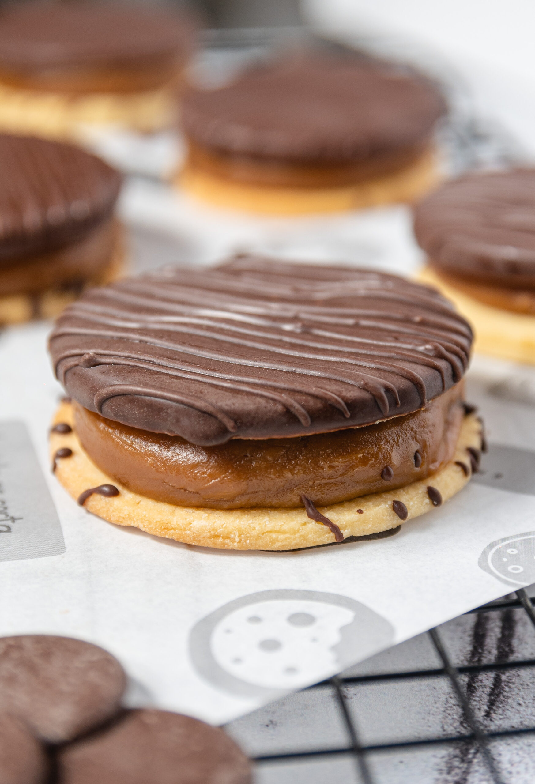 4-alfajores-caseros-rellenos-de-dulce-de-leche-y-banado-en-chocolate